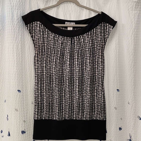 Trixxi Tops - Trixxi Black and White Patterned Cap Sleeve Blouse
